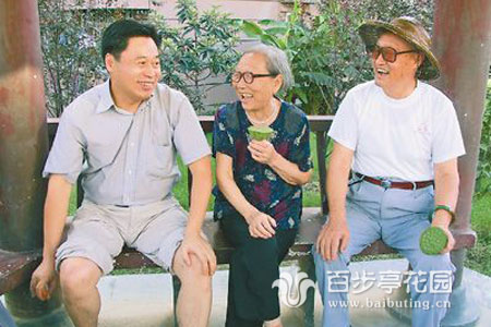 茅永红(左)与社区老人拉家常2.jpg