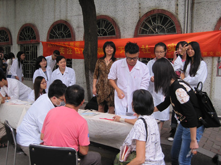 广州天河区暨南大学社区举办爱老敬老志愿者