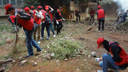 “小红帽”志愿队到建设路社区为创卫添力