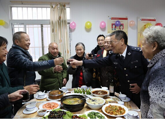 邓泽顺当年的"老搭档,竹牌社区老书记75岁的雷德玉老人说,这些年来