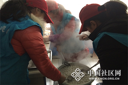 志愿者为流动儿童煮汤圆.jpg