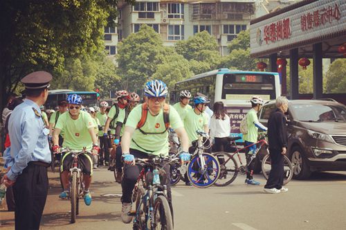 古汉城社区公益骑行倡环保 居民欢乐迎五一