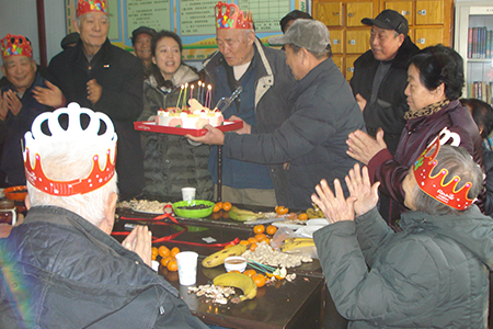 庆元旦为老人过生日