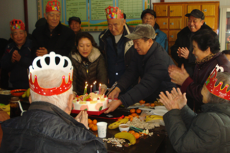 庆元旦为老人过生日-社区动态-河南省濮阳市华龙区中原油田第九社区