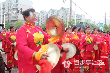 居民敲锣打鼓欢迎艺术家们的到来