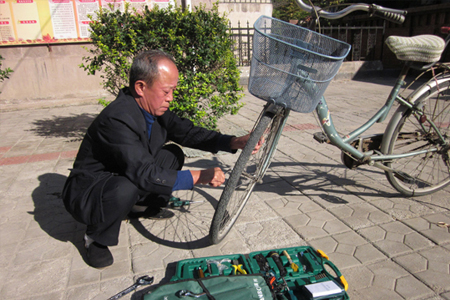 老年志愿者义务修理自行车.jpg