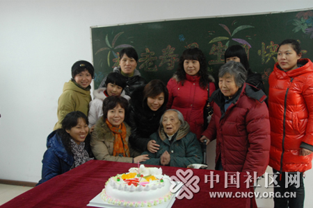 重庆路二社区志愿者为百岁寿星杨玉茹老人过生日.jpg