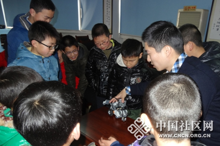 老师向孩子们展示机器人如何工作450社.jpg