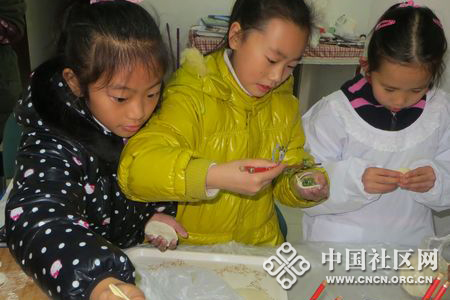 孩子们专注地包着饺子社.jpg