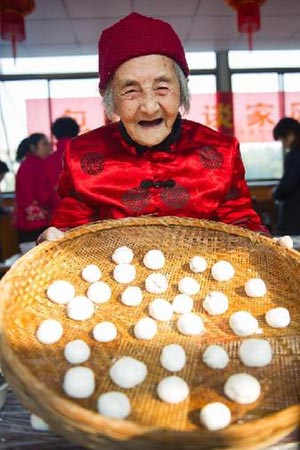 -2月11日，百岁老人黄竞文展示她包好的元宵。.jpg