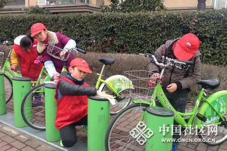 孩子们在寒假里当起志愿者，帮助清洁公共自行车.jpg