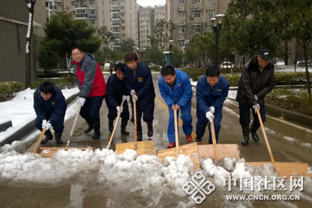 百步亭社区景兰苑物业志愿者正在合力清扫积雪  （刘颖 摄）450.jpg