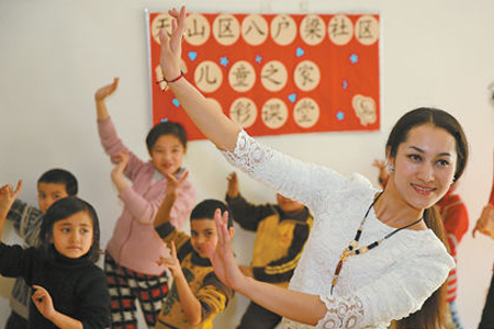 志愿者教孩子们新疆民俗舞蹈450.jpg