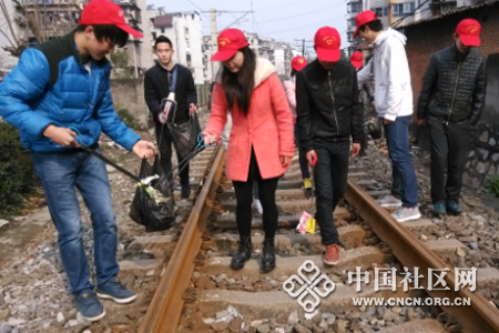 50多名志愿者来宜昌金家台社区做环保.jpg