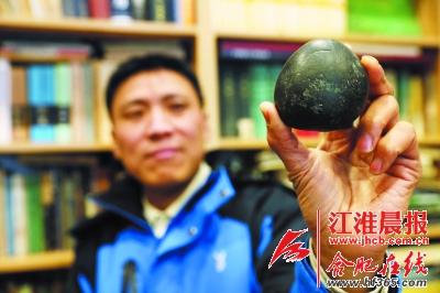 瞿先生向记者展示他珍藏了14年的石头。记者高博摄.jpg