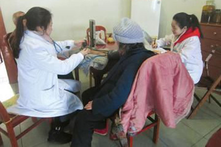 社区医生入户为居民测量血压.jpg