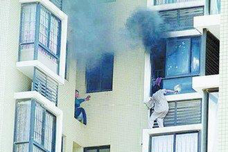 厦门一小区居民家着火-一男一女穿睡衣悬33楼窗外.jpg