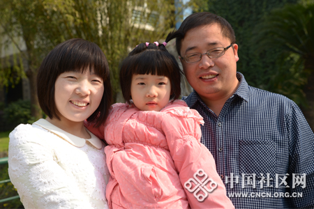 武汉百步亭社区一家三口在镜头前留下幸福灿灿的微笑.jpg