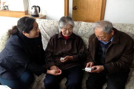 86岁独居老人杨月英和“结对门铃”志愿者王福洲老人.jpg
