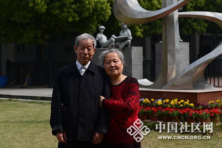 今年71岁的梁婆婆和老伴蒋爹爹在生活了50多年的老地方合影（陈顺平摄）.jpg
