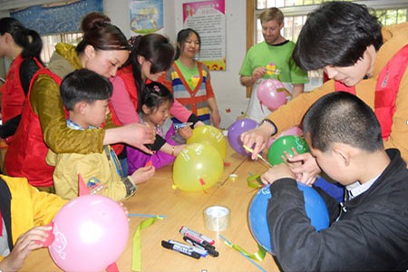 小朋友们牵手英语的外教老师制作气球鱼.jpg
