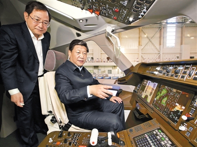 习近平在中国商飞设计研发中心C919大型客机展示样机驾驶室察看