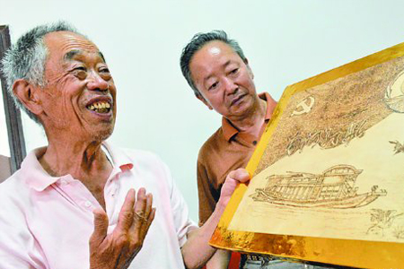 燕京社区78岁的老党员沈翔之制作烫画向“七一”献礼450.jpg