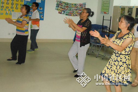 秦关华,朱连凤,叶清芳阿姨在学习拍手操图片