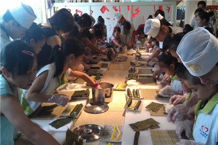 深圳公明社区邀请大厨教青少年做寿司