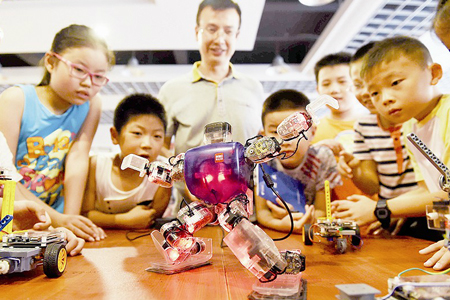 刘凡指导孩子们制作智能机器人.jpg