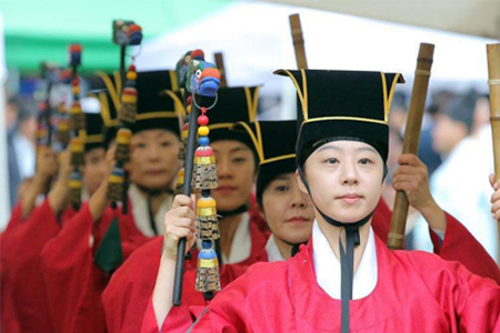 韩国民众着传统服饰跳舞迎接中秋1.jpg