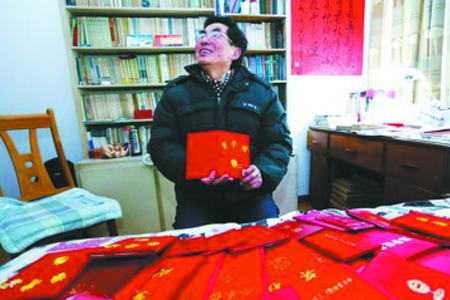 刘兴顺获得的各种荣誉证书铺满一张床.jpg