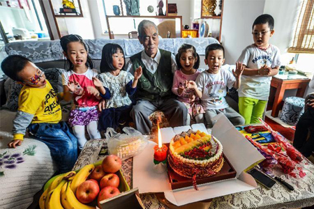 9月24日，孩子们给91岁的“老兵爷爷”朱恒业送上蛋糕与祝福.jpg