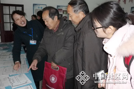 社区书记吴斌展示着社区获得的荣誉证书.jpg