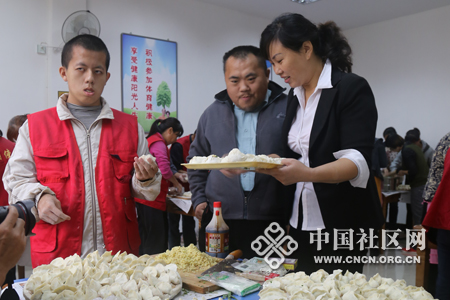 情暖老石油：重阳节里志愿者为老人们包饺子.jpg