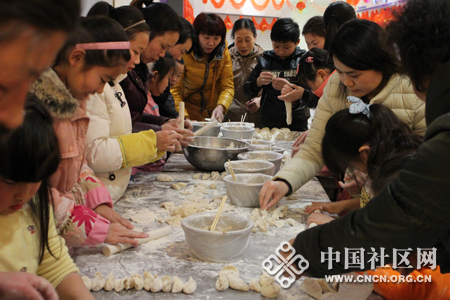 开展了"关爱留守儿童包饺子迎新年"活动,组织社区热心群众与社区"留守