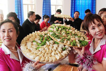 新疆社区居民共包汤圆、饺子迎元宵节、三八妇女节.jpg