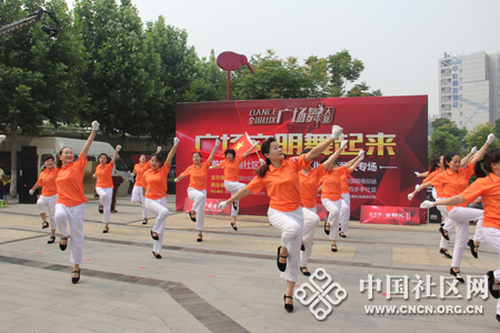 百步亭社区青春无限健身操队带来的舞蹈《五星红旗飘起来》2.jpg