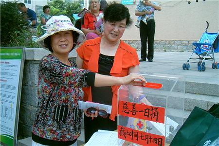 尹梅香参与组织社区捐款（右）.jpg