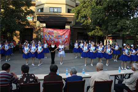 文锦路社区志愿者为老人们表演广场舞.jpg