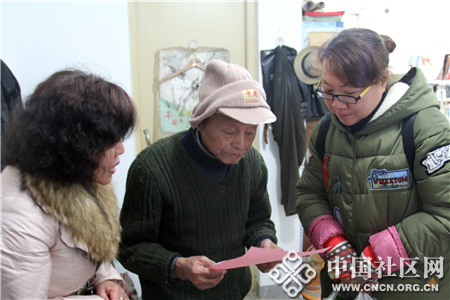 庞爹爹正在认真阅读百步亭社区党委副书记王波写给社区老年居民朋友的一封信.jpg