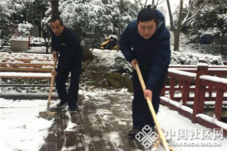 社区志愿者正在扫雪除冰.jpg