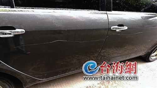 20多部车一夜被划 小区监控寻真相