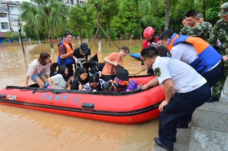 7月3日，救援人员用充气艇将桂林旅游学院受困学生转移到安全地带。新华社记者李绚丽 摄.jpg