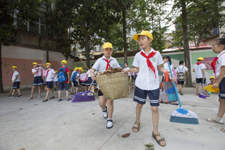 【策划】文明创建添光彩 小小志愿者在行动