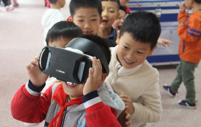 孩子们排队感受VR的乐趣 图片来源：华龙网.jpg