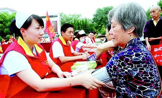 千名党员志愿者服务群众 图片来源：湖北日报.jpg