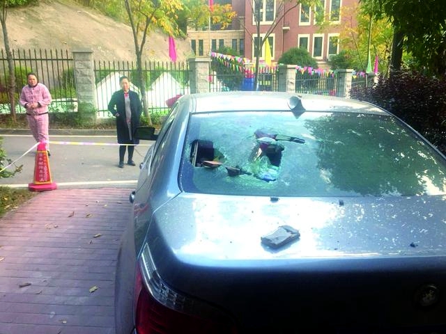 业主李女士的小车被砸出了两个窟窿。图片来源：三湘都市报.JPG