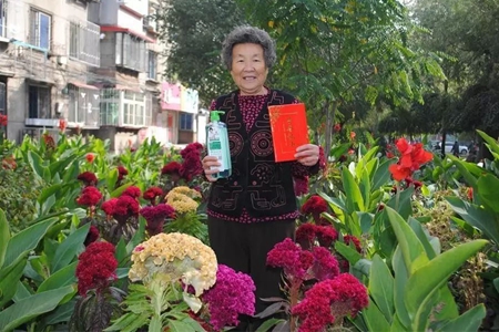 社区评选最美花园园丁  。图片来源：网络_看图王_副本.jpg